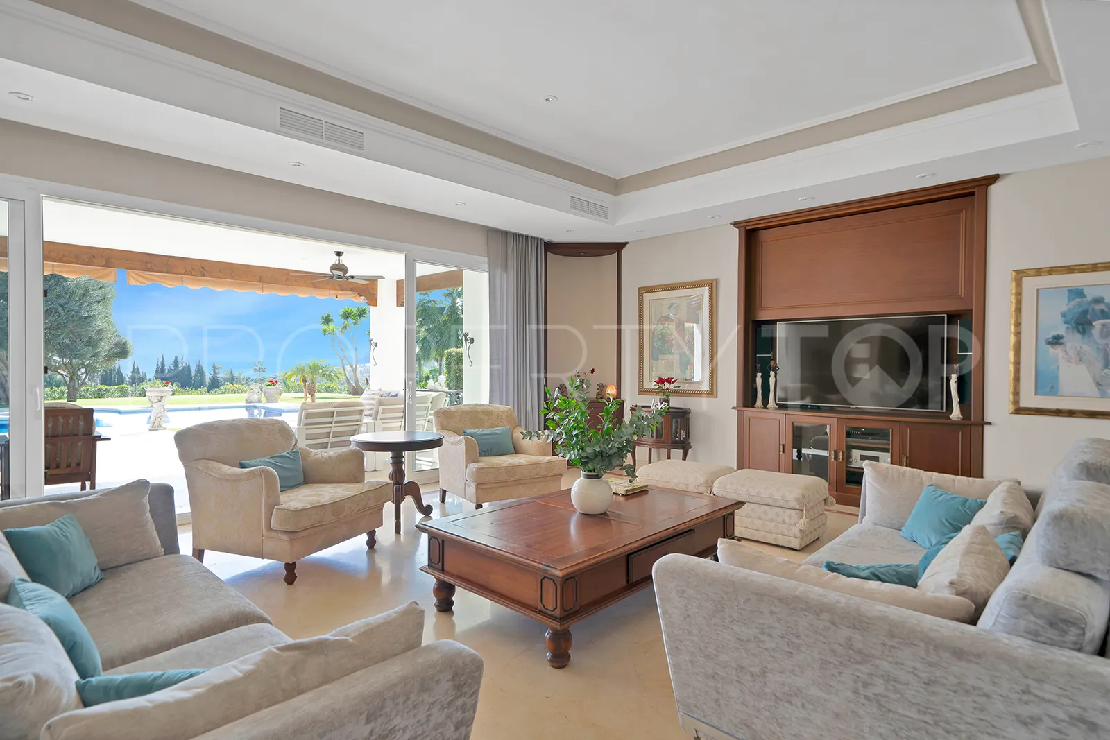 For sale 7 bedrooms villa in Nueva Andalucia