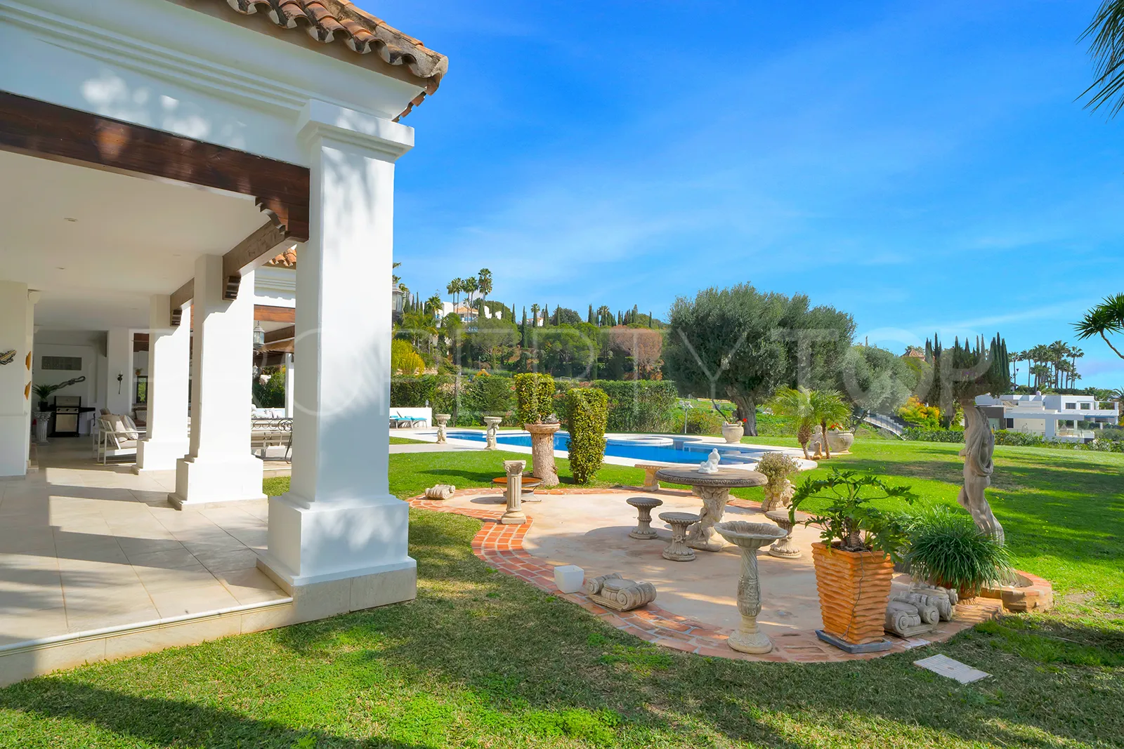 For sale 7 bedrooms villa in Nueva Andalucia