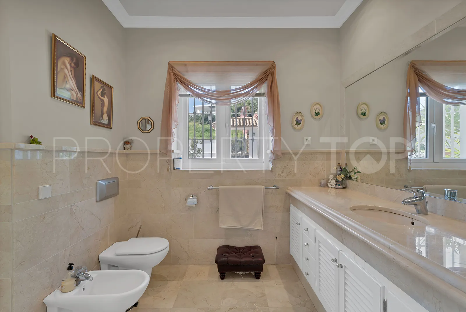 For sale 7 bedrooms villa in Nueva Andalucia