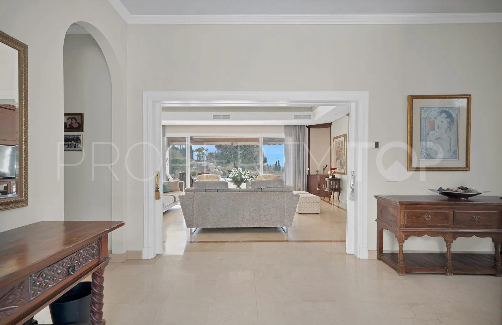 For sale 7 bedrooms villa in Nueva Andalucia