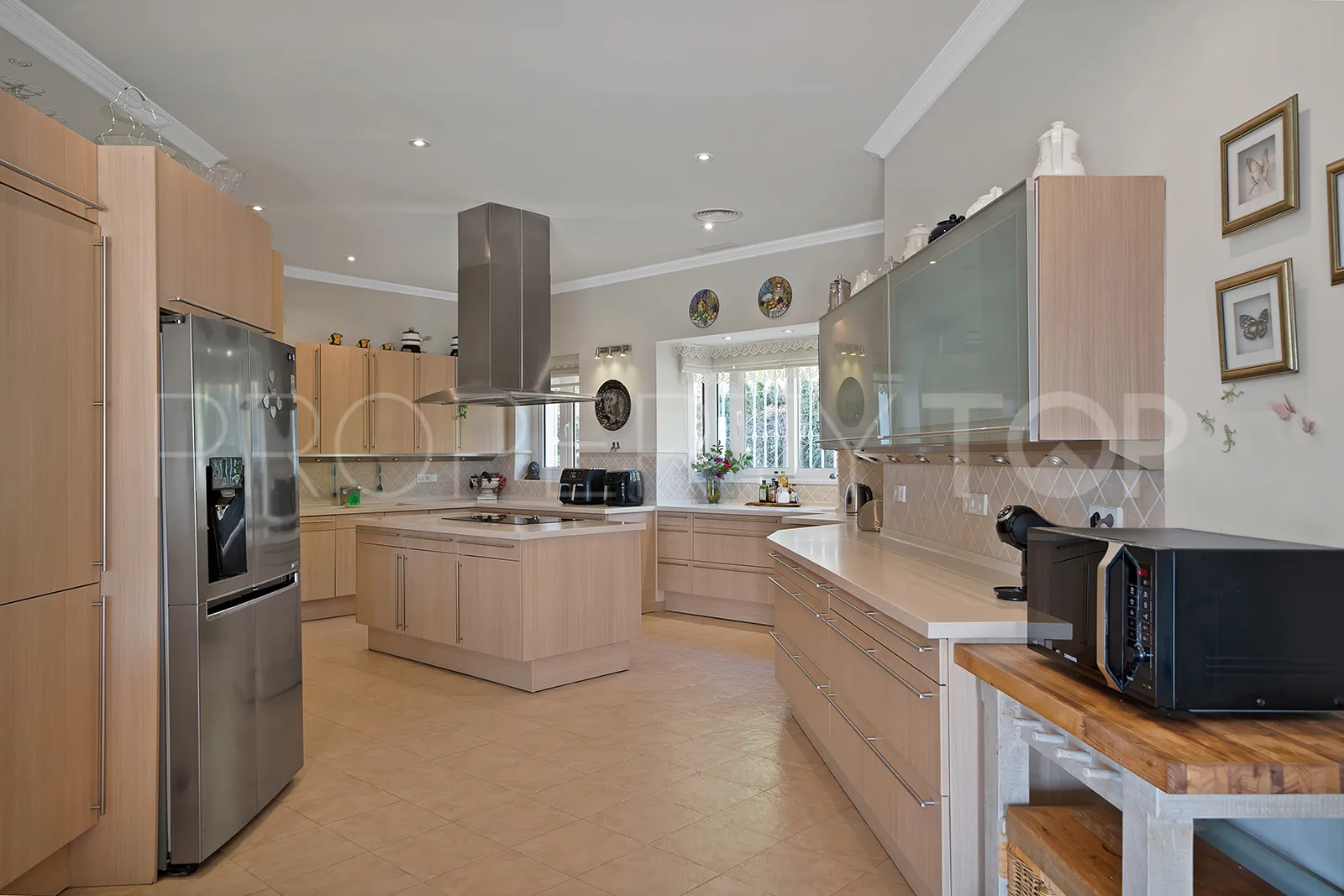 For sale 7 bedrooms villa in Nueva Andalucia