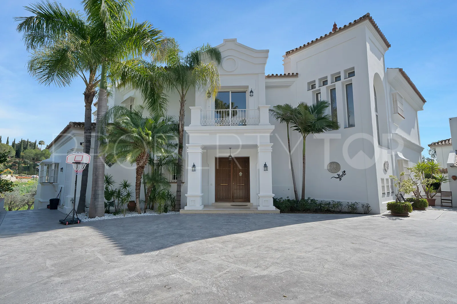 For sale 7 bedrooms villa in Nueva Andalucia