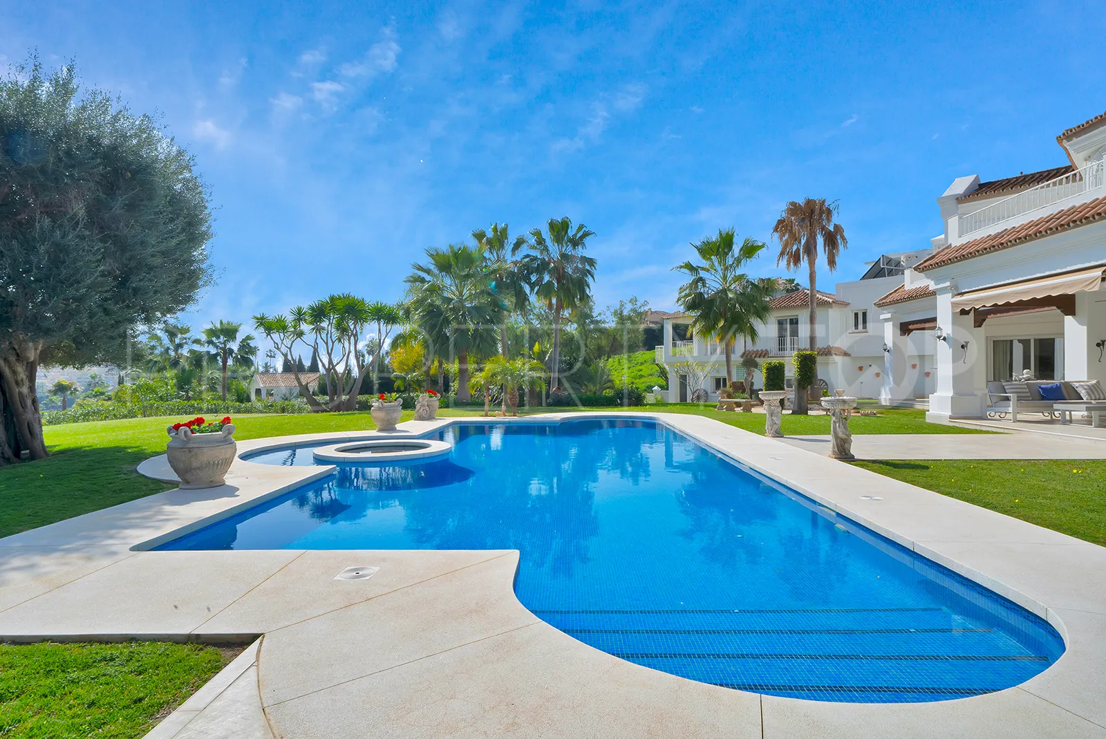 For sale 7 bedrooms villa in Nueva Andalucia