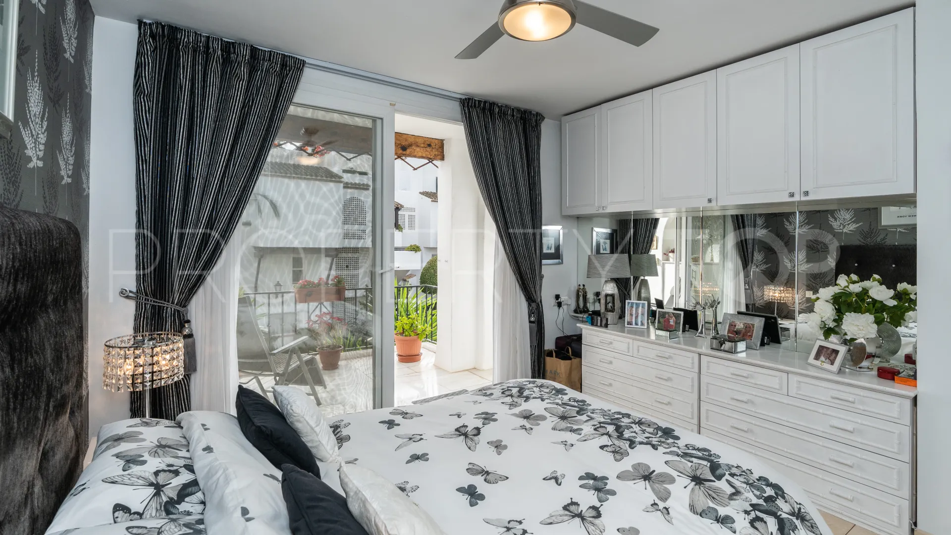 Apartamento en venta con 2 dormitorios en Estepona