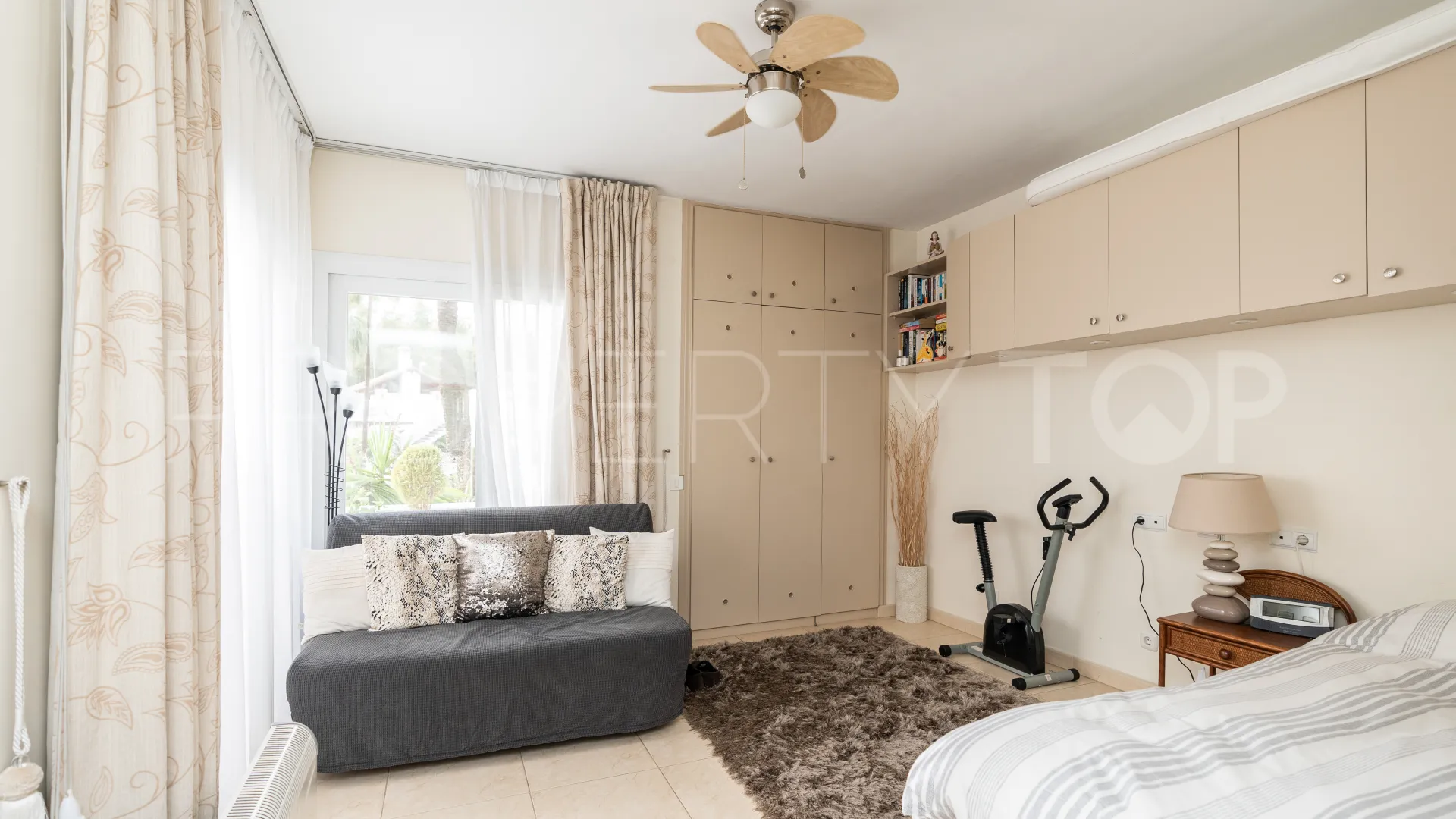 Apartamento en venta con 2 dormitorios en Estepona