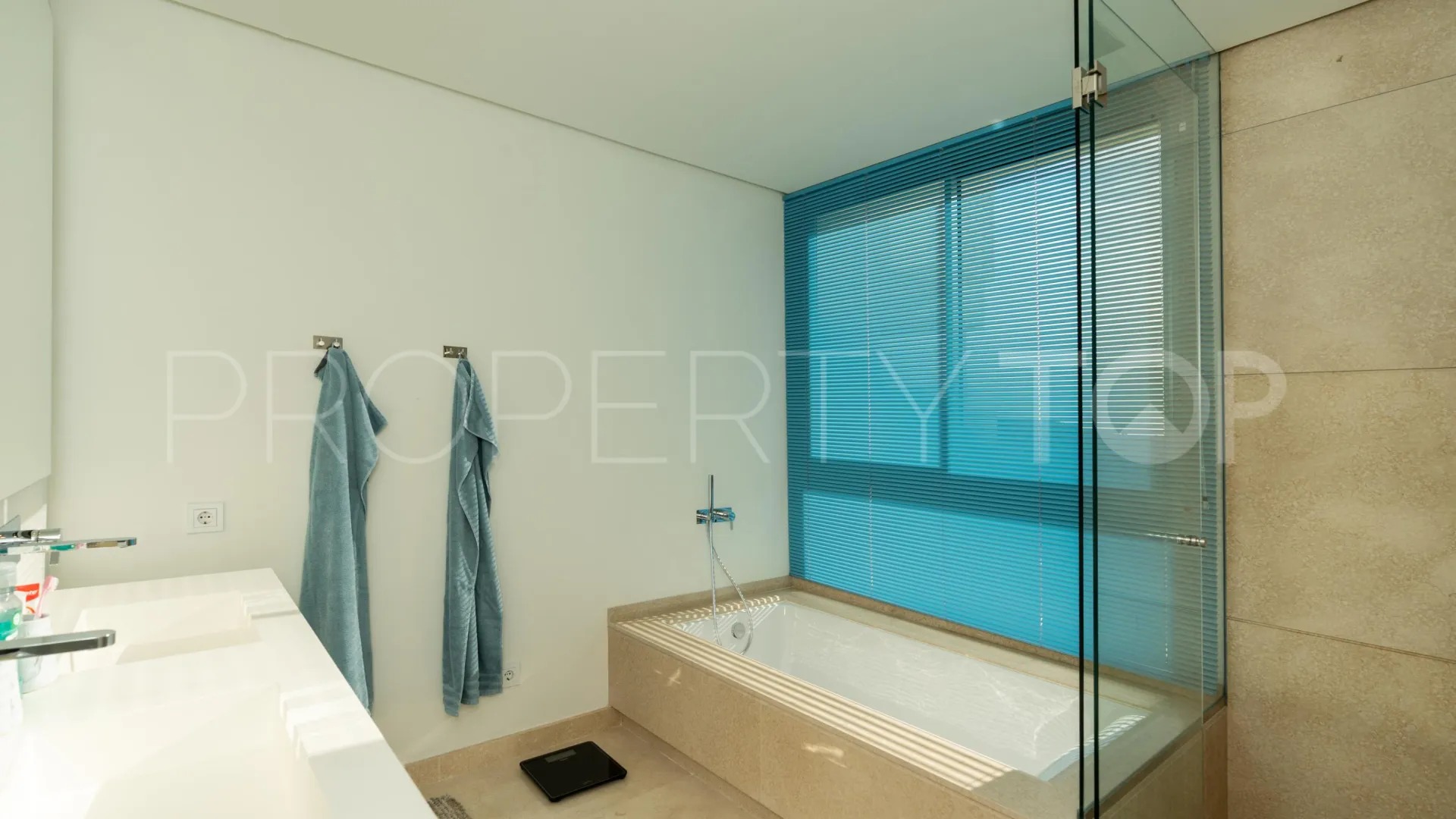 3 bedrooms apartment in Benahavis for sale