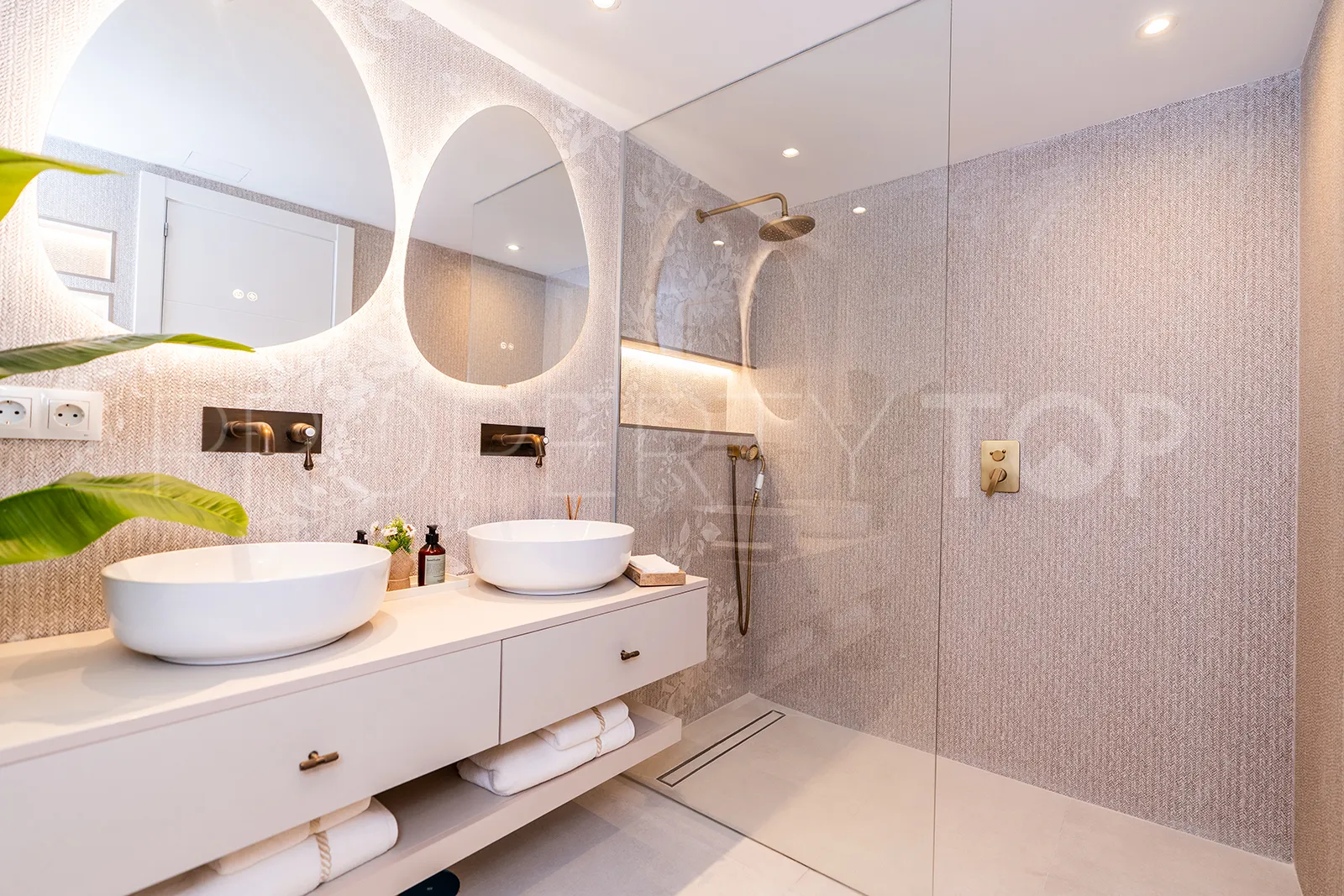 Town house for sale in Nueva Andalucia with 4 bedrooms