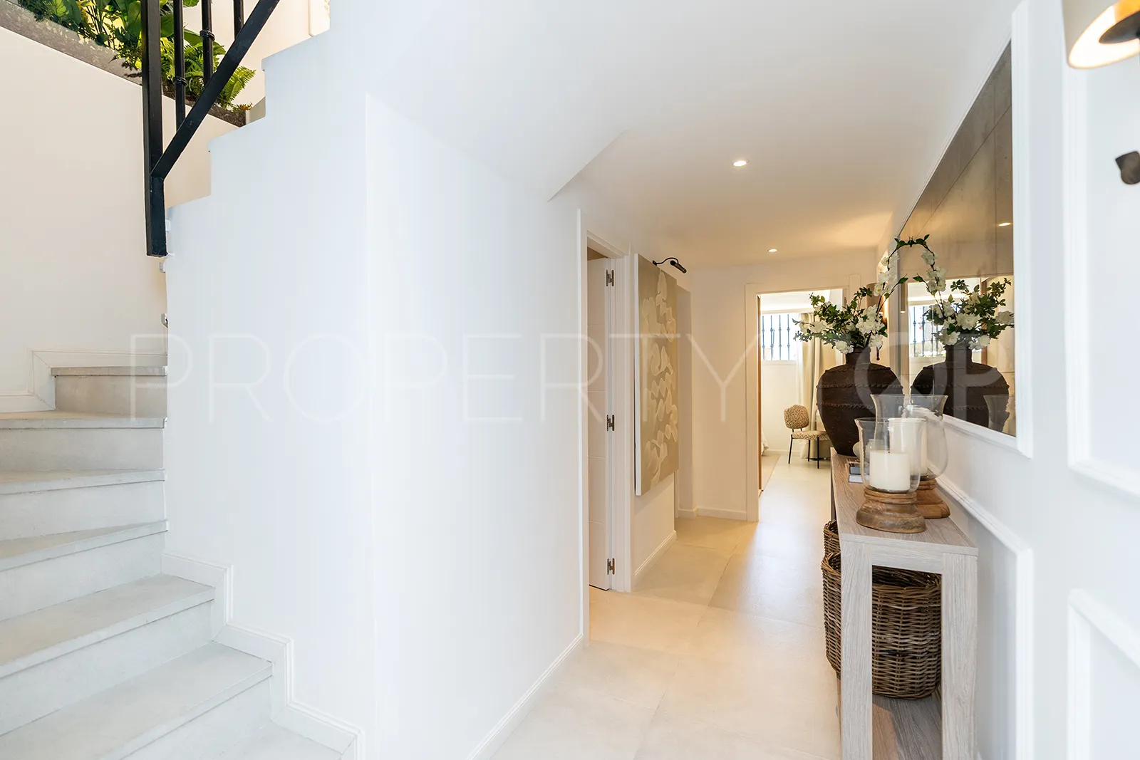 Town house for sale in Nueva Andalucia with 4 bedrooms