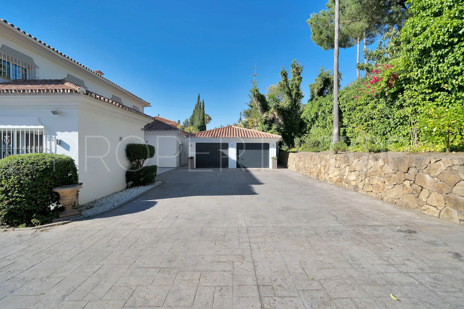 Buy villa in El Paraiso