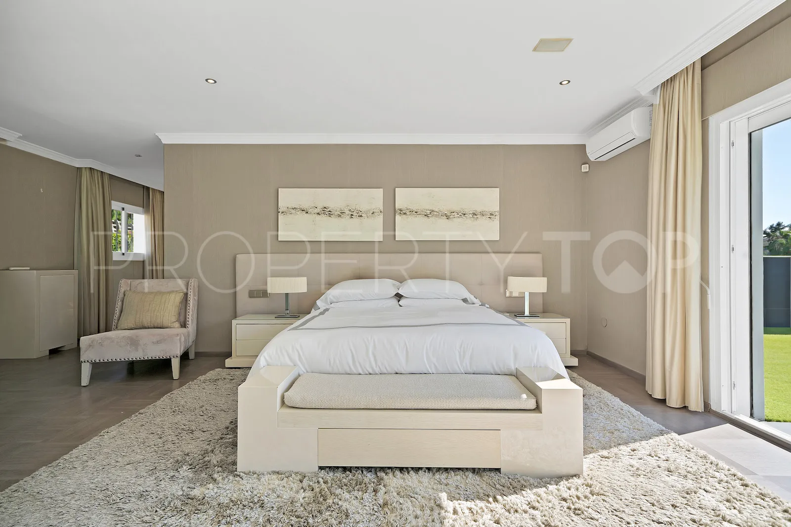 Buy villa in El Paraiso