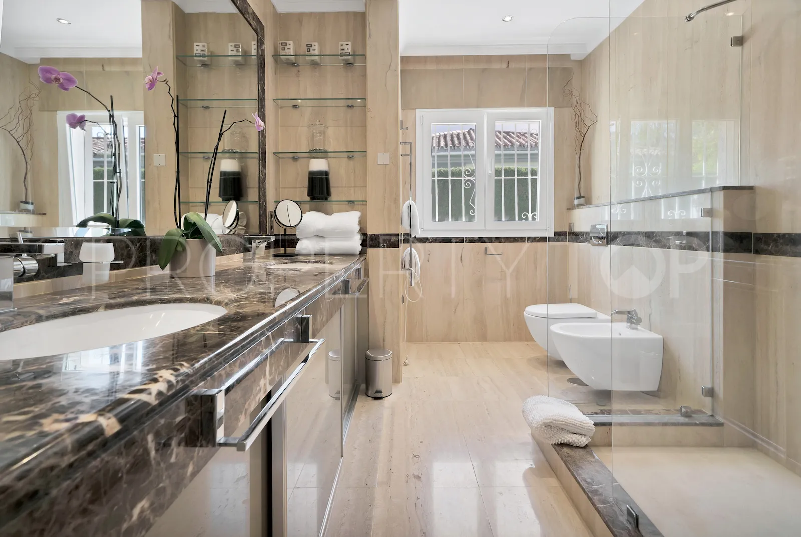 Buy villa in El Paraiso