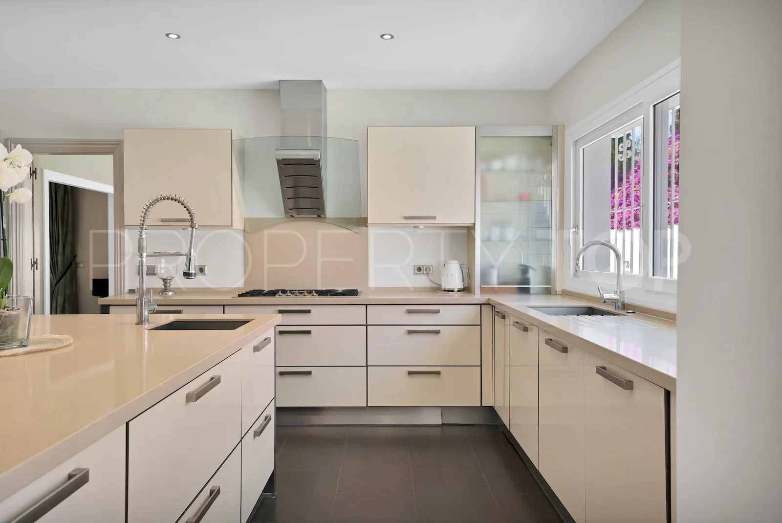 Buy villa in El Paraiso