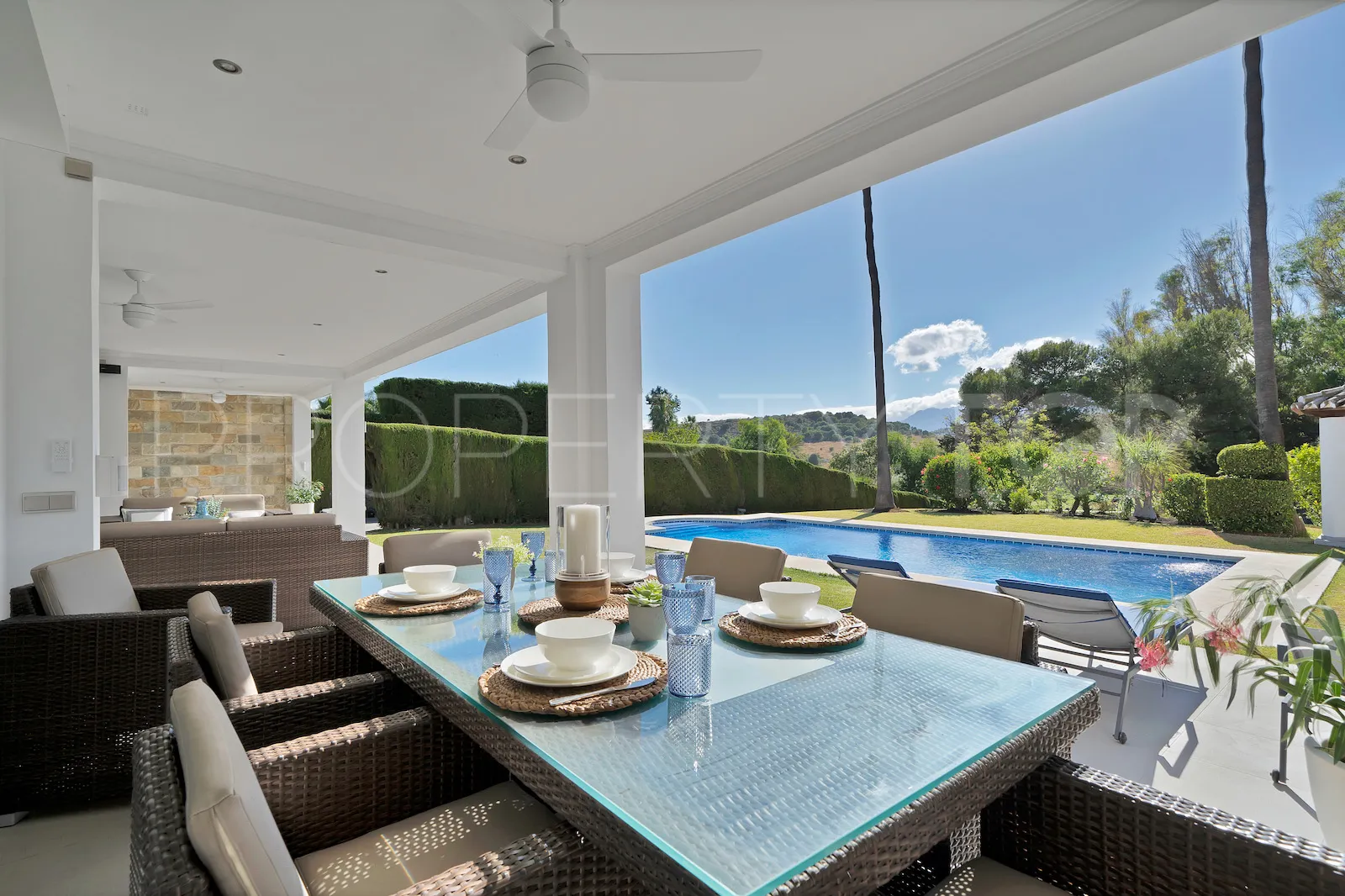 Buy villa in El Paraiso