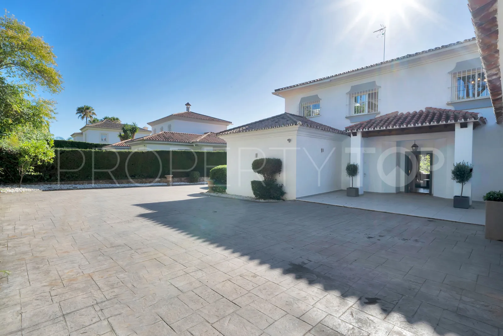 Buy villa in El Paraiso