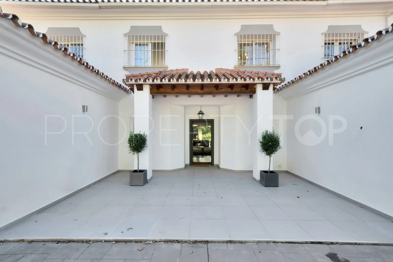 Buy villa in El Paraiso