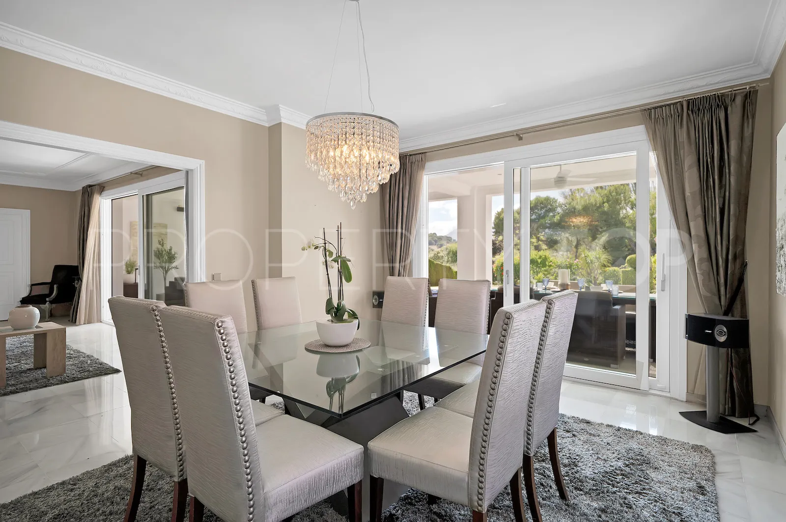 Buy villa in El Paraiso