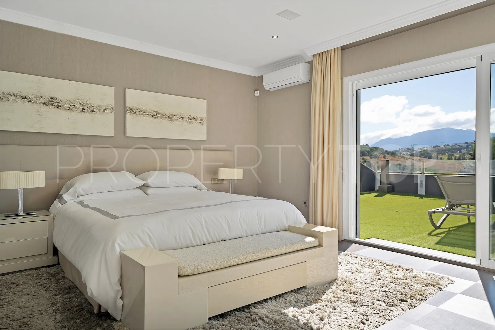 Buy villa in El Paraiso