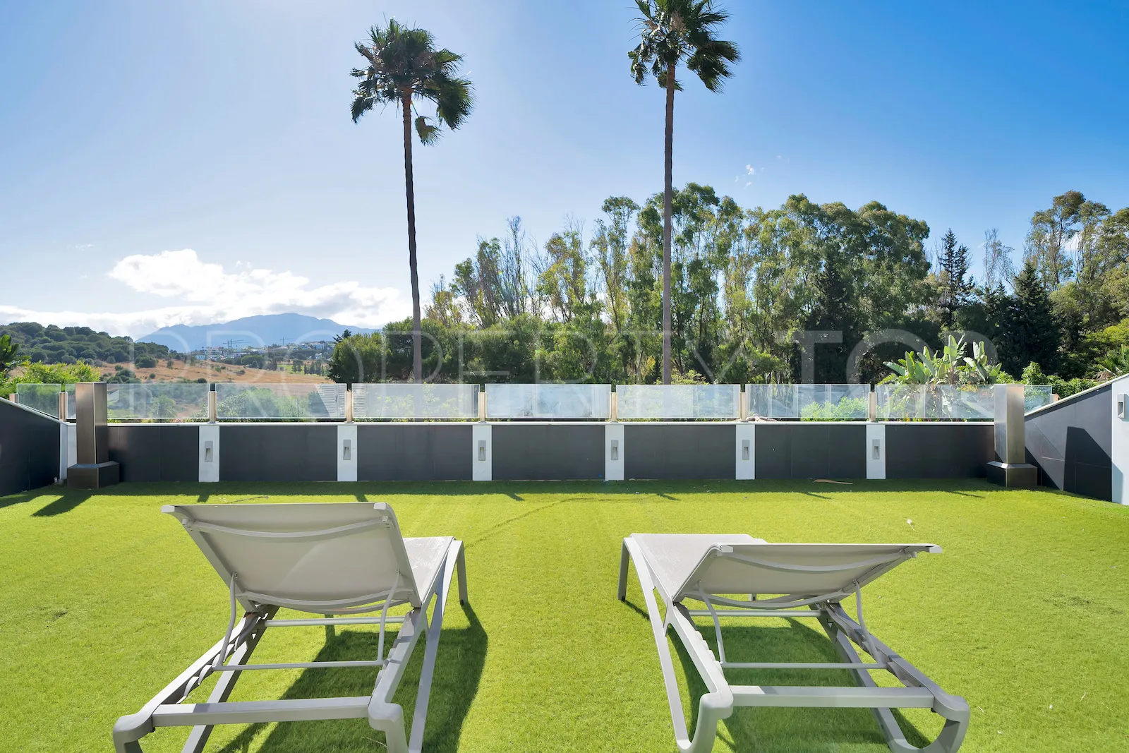 Buy villa in El Paraiso