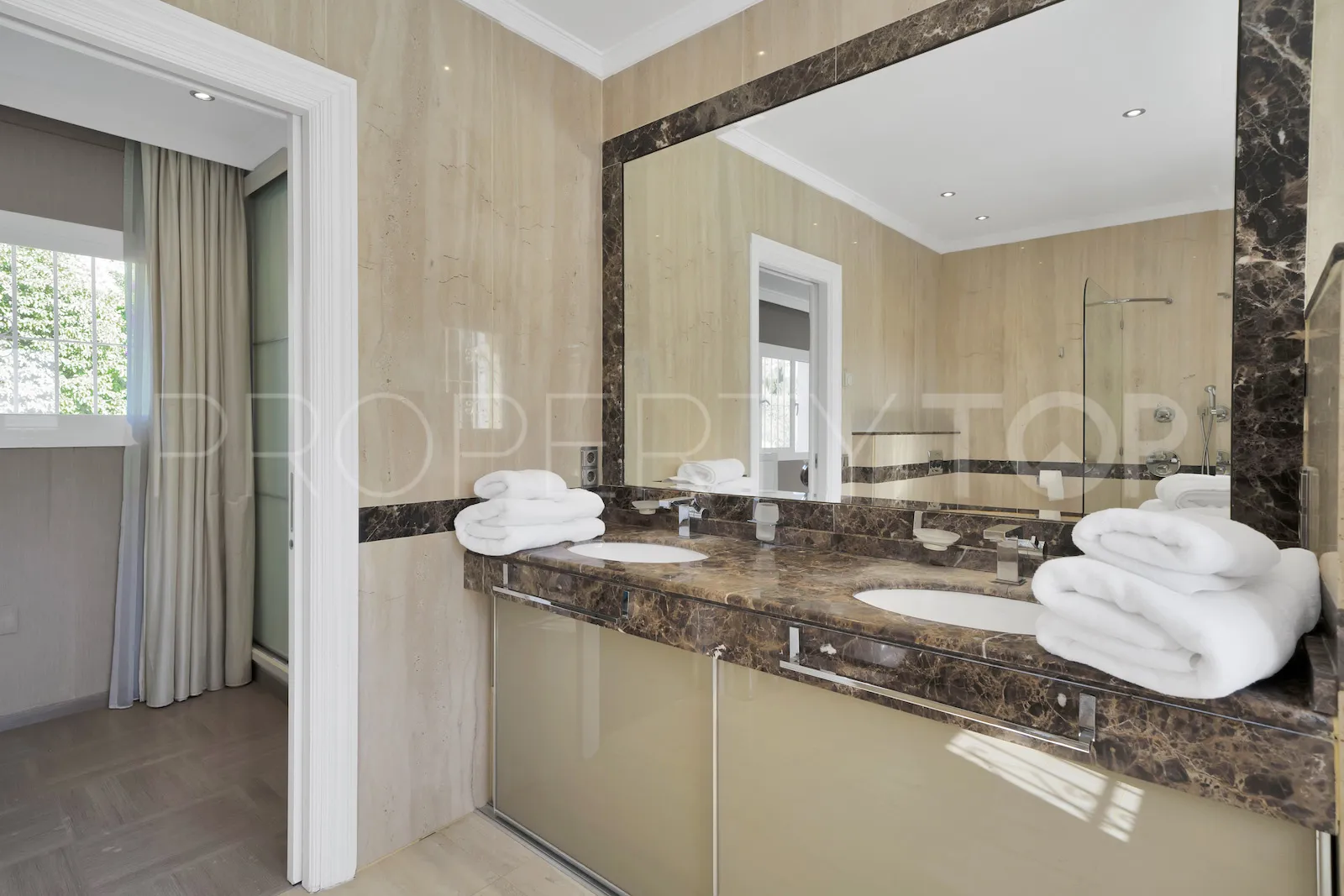 Buy villa in El Paraiso