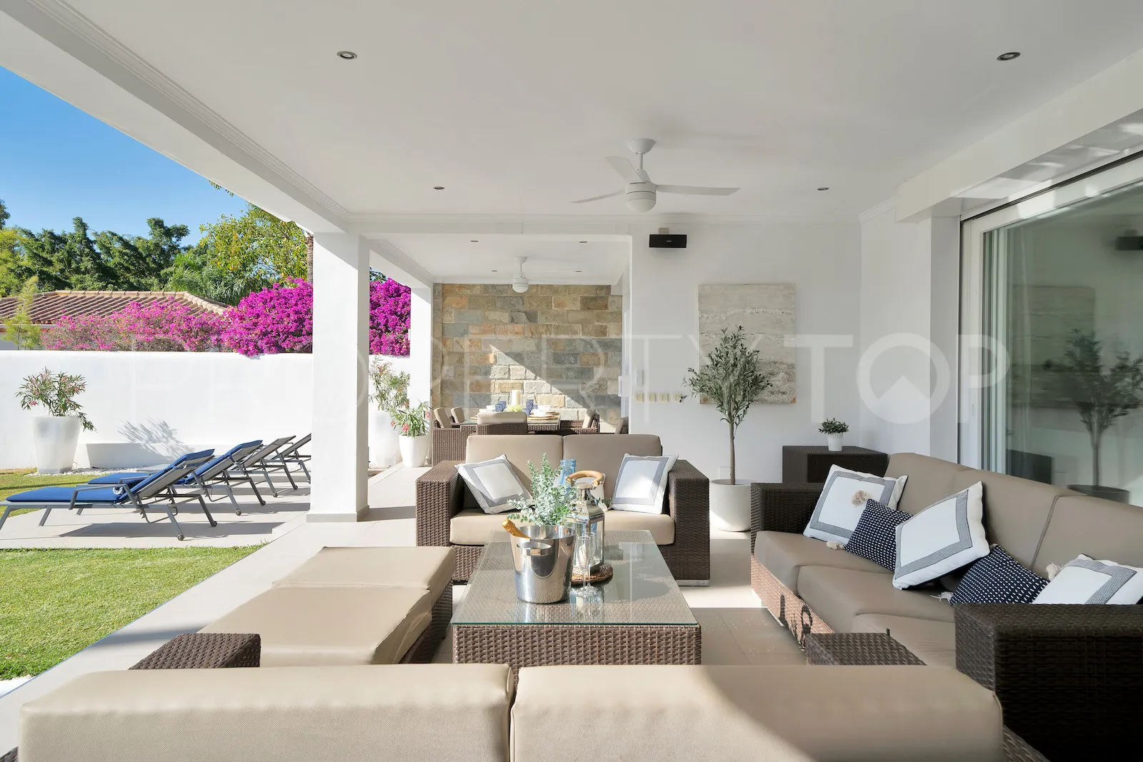 Buy villa in El Paraiso