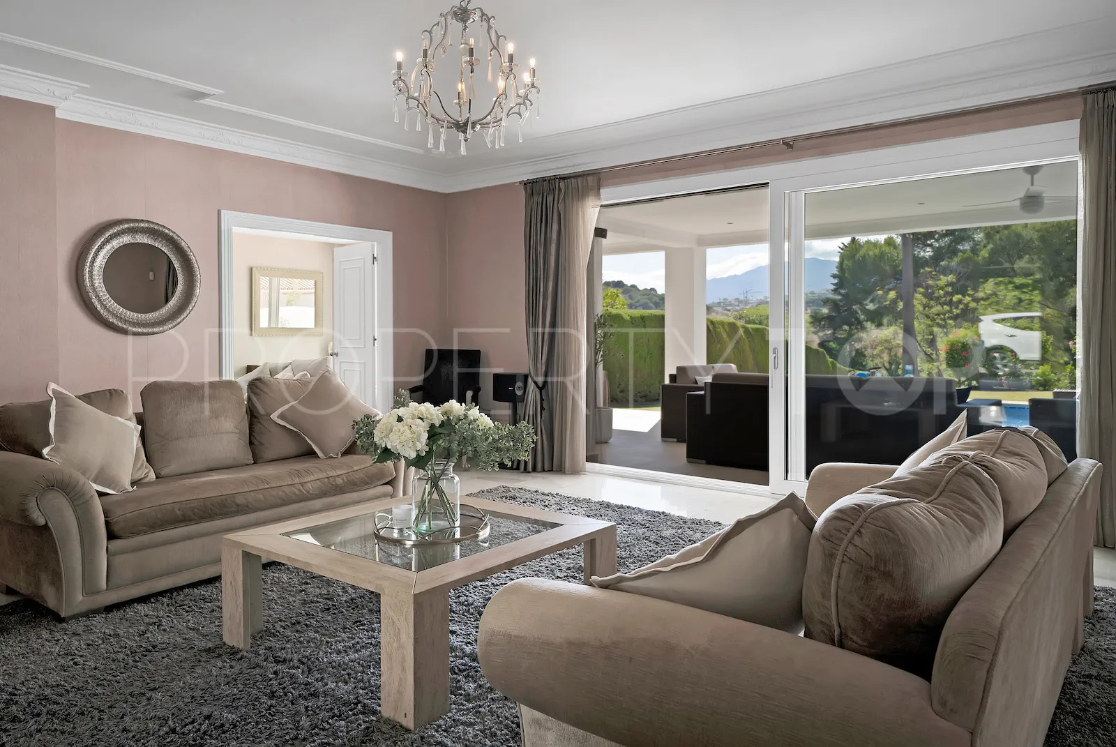 Buy villa in El Paraiso