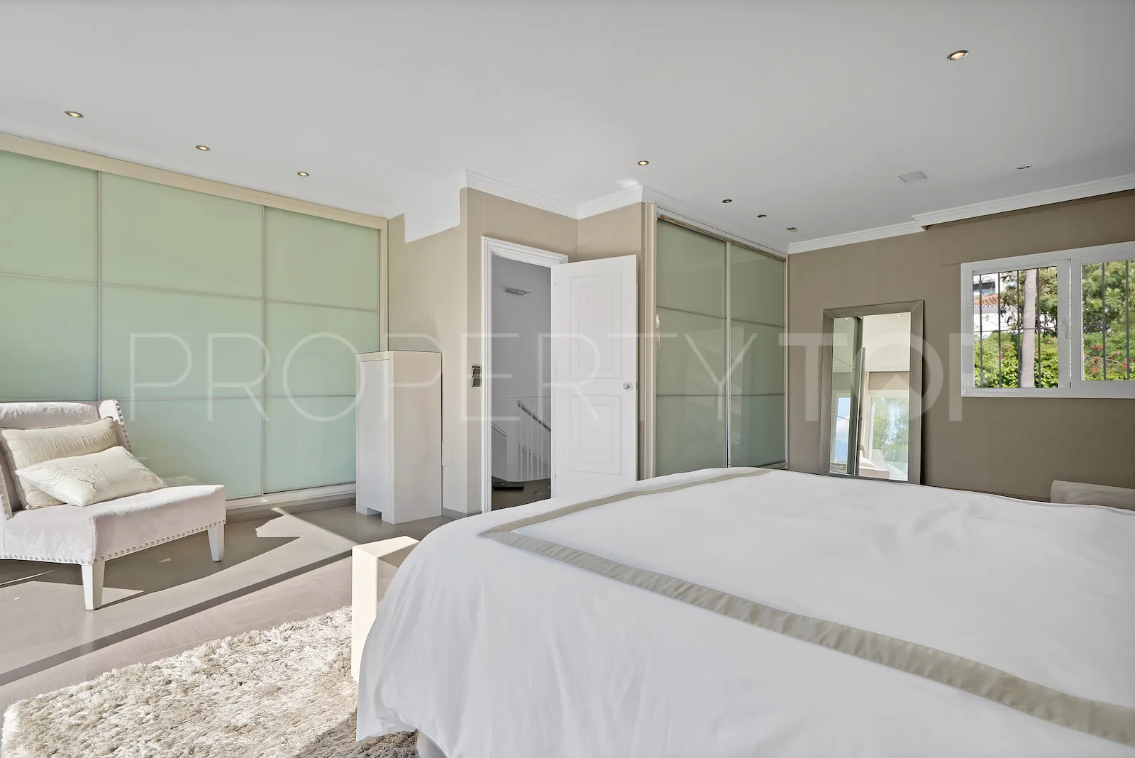 Buy villa in El Paraiso