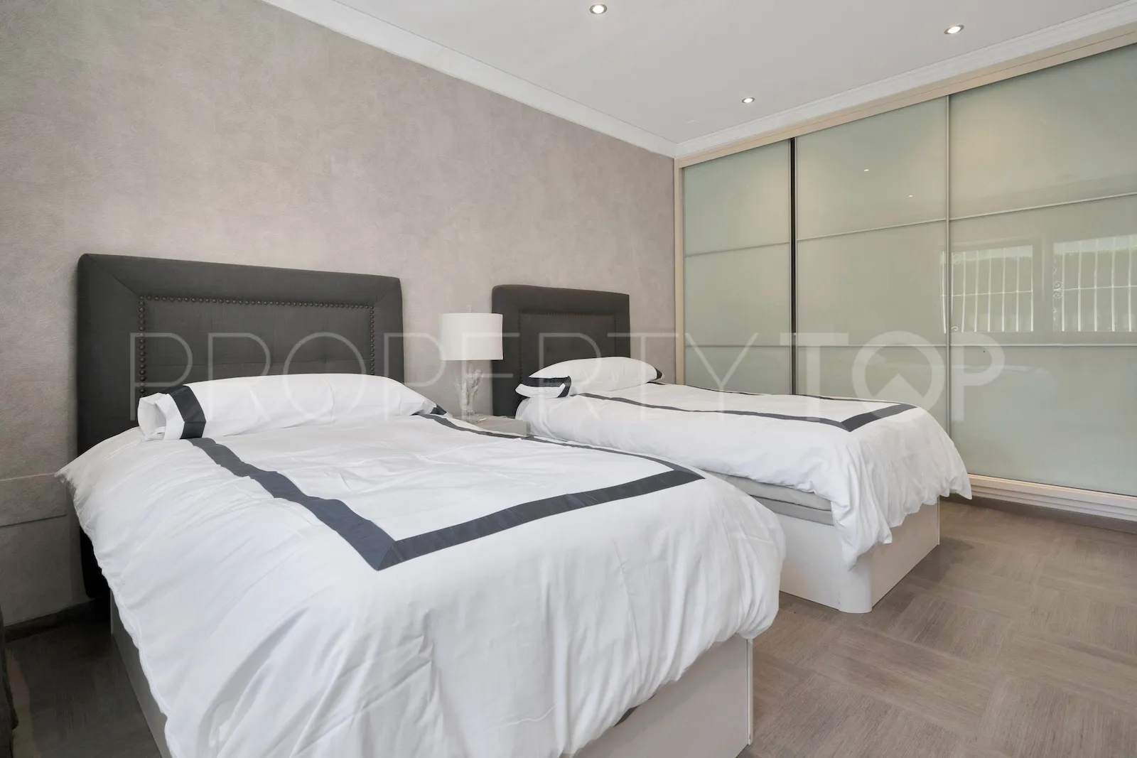 Buy villa in El Paraiso
