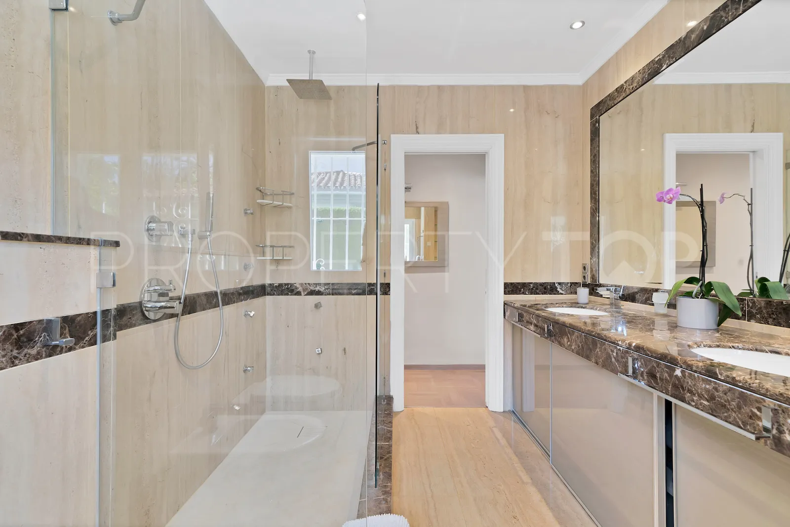 Buy villa in El Paraiso