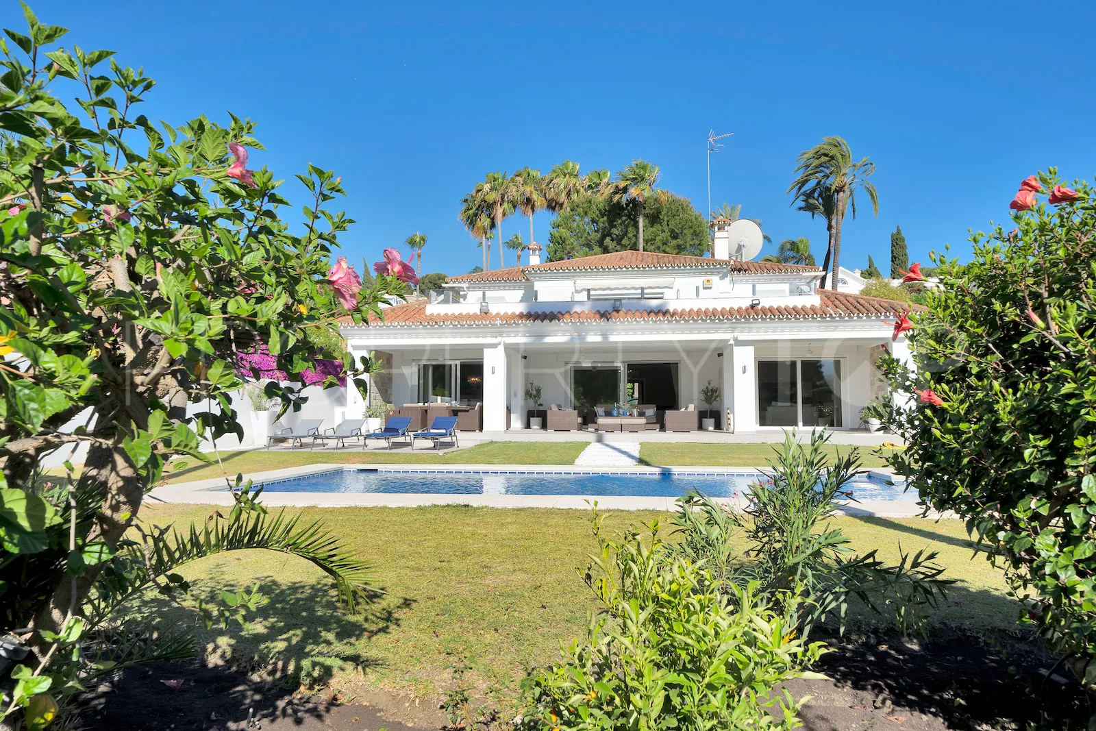 Buy villa in El Paraiso