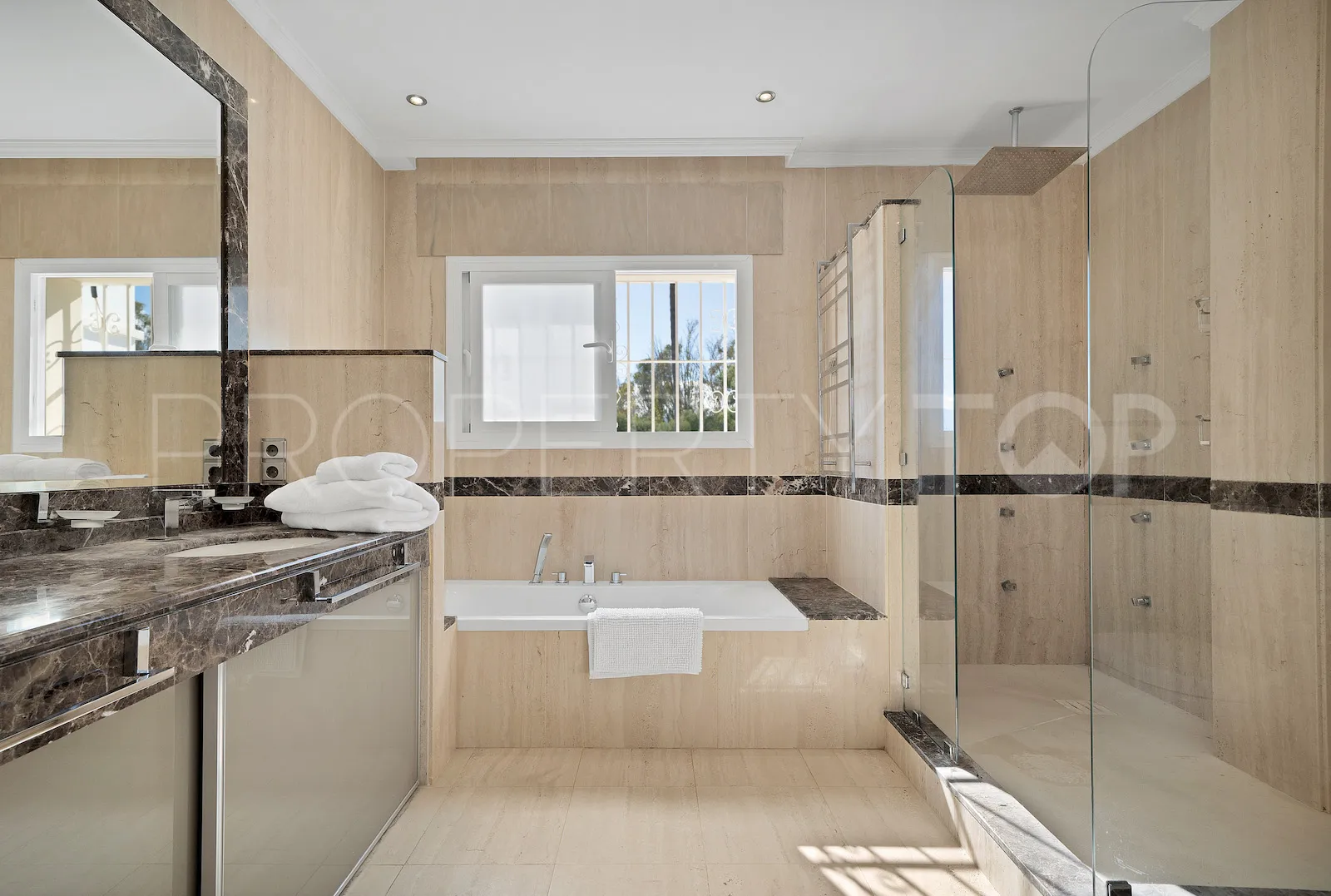 Buy villa in El Paraiso
