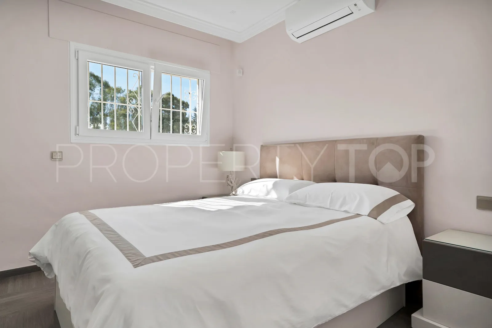 Buy villa in El Paraiso