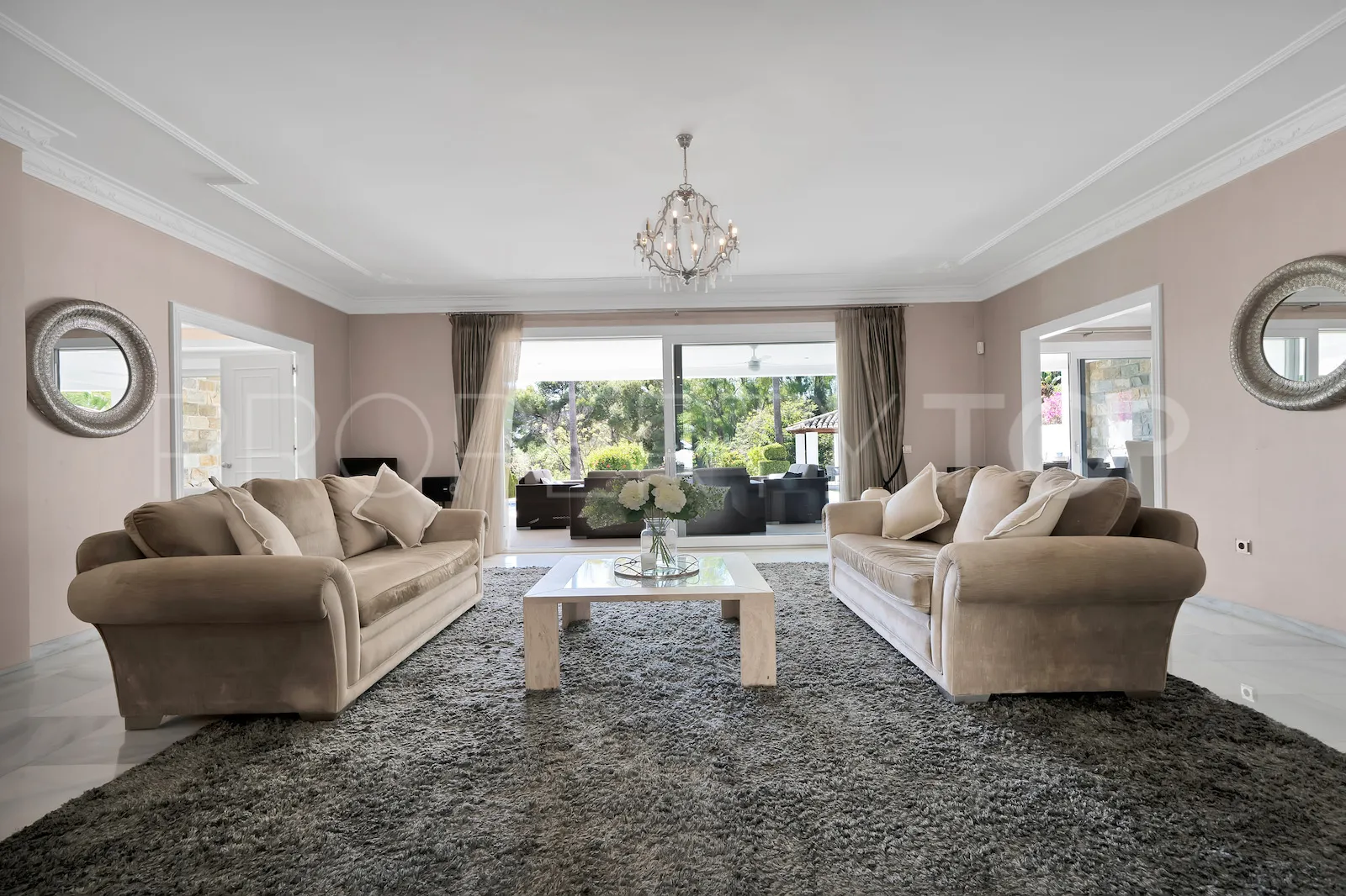 Buy villa in El Paraiso