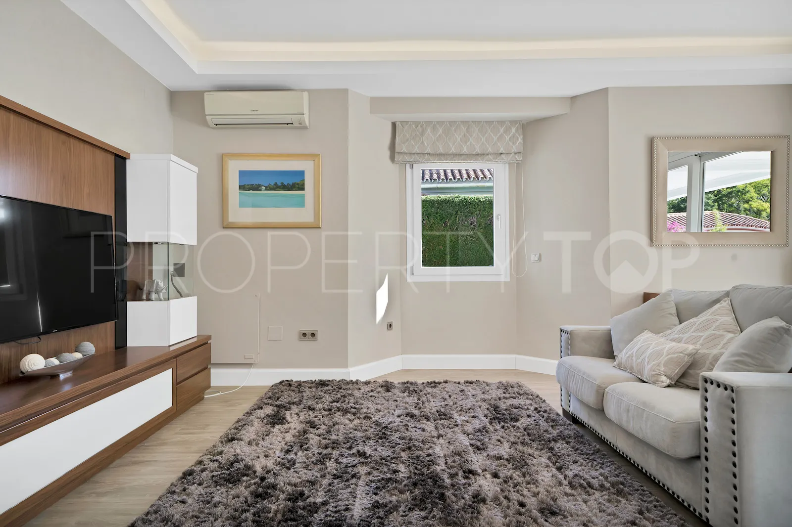 Buy villa in El Paraiso