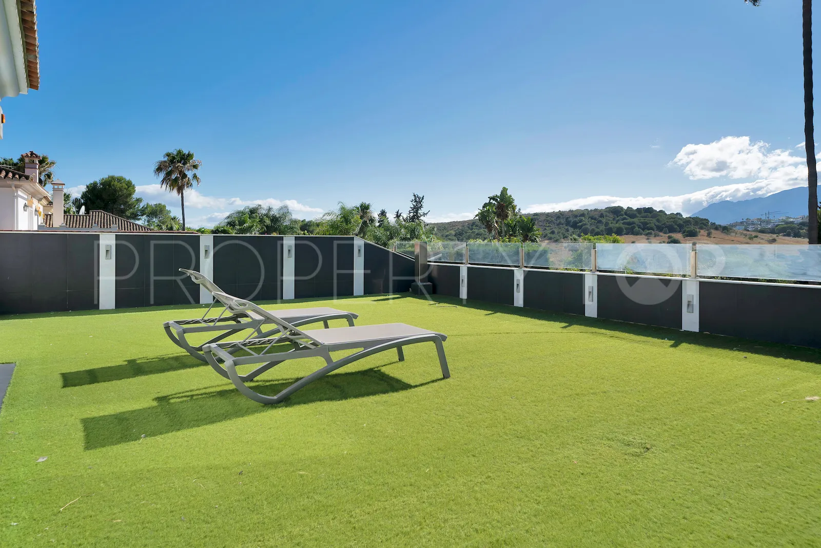 Buy villa in El Paraiso