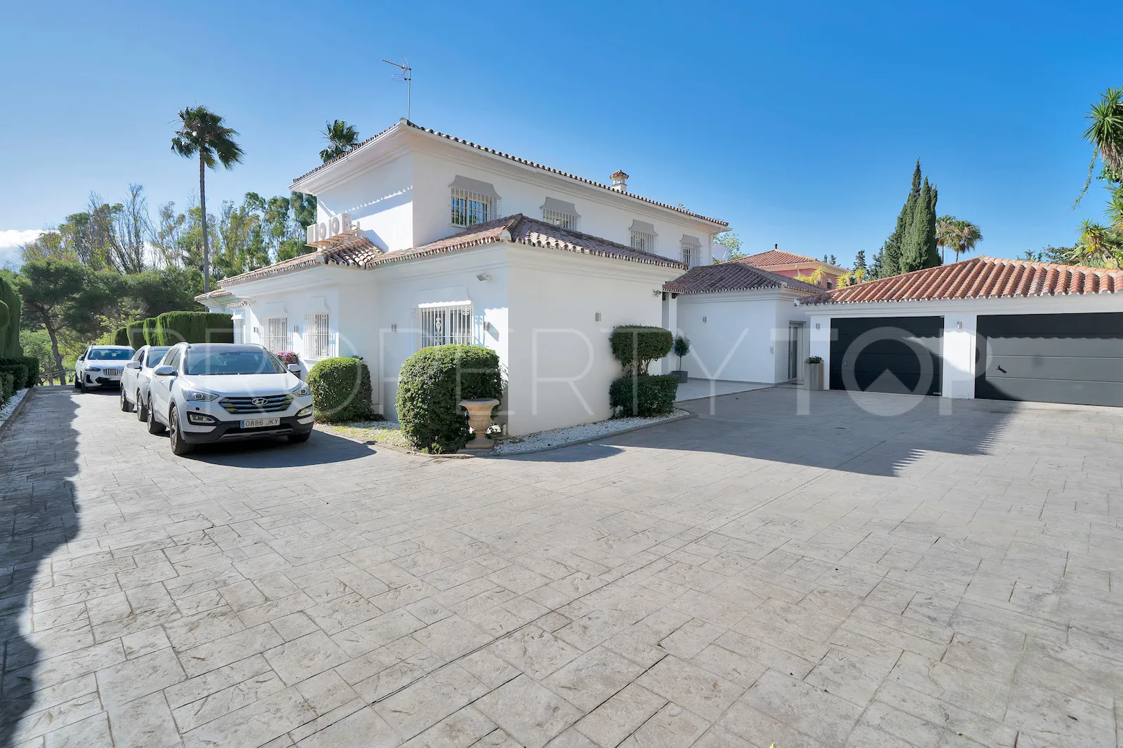 Buy villa in El Paraiso