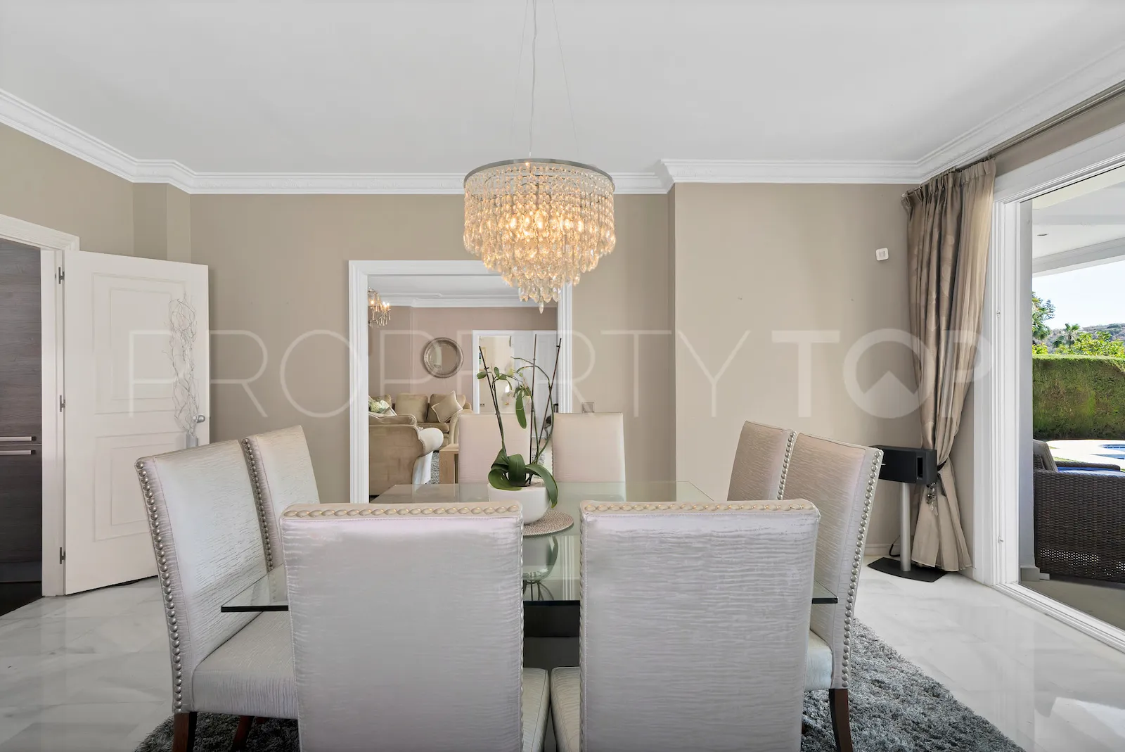 Buy villa in El Paraiso