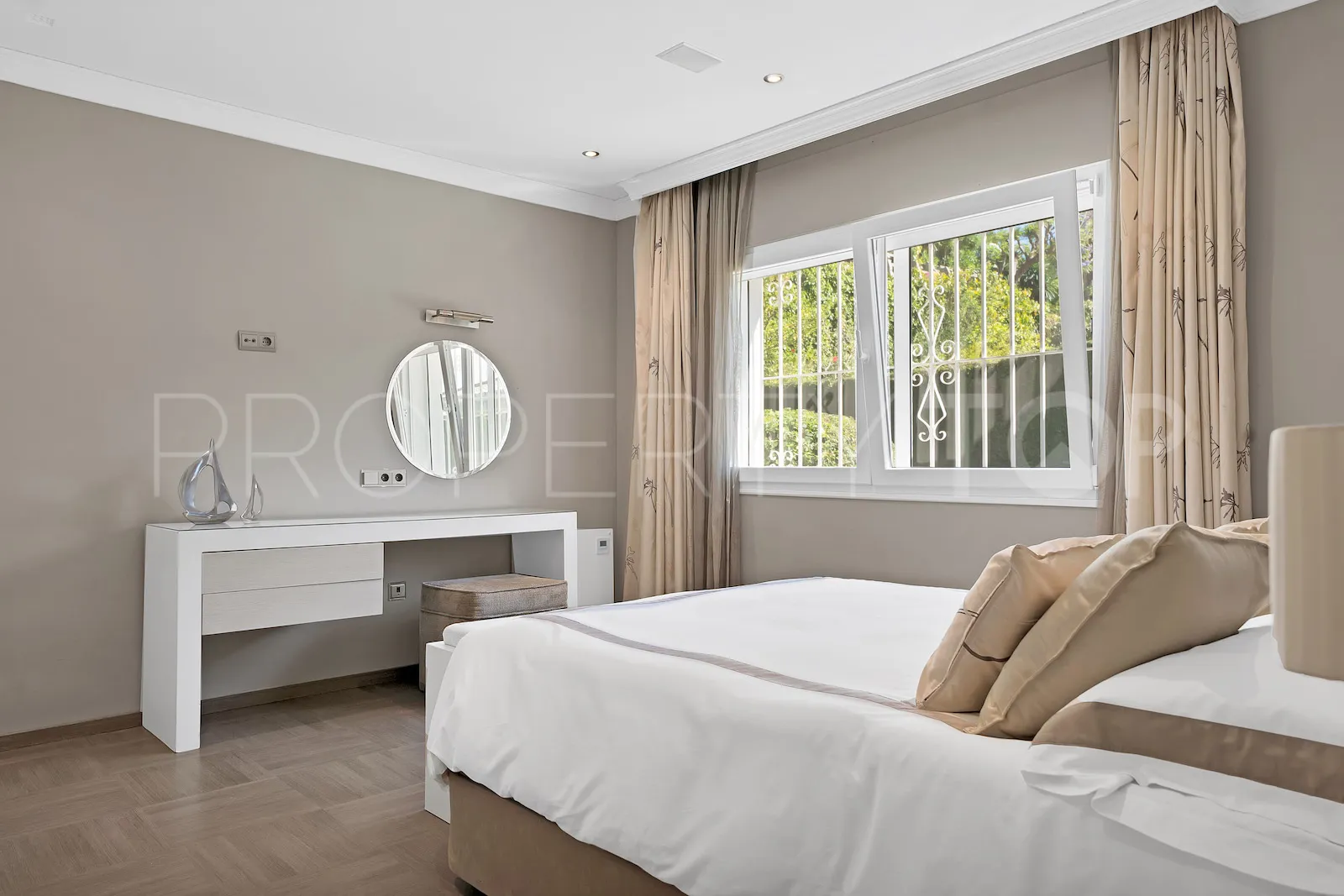 Buy villa in El Paraiso