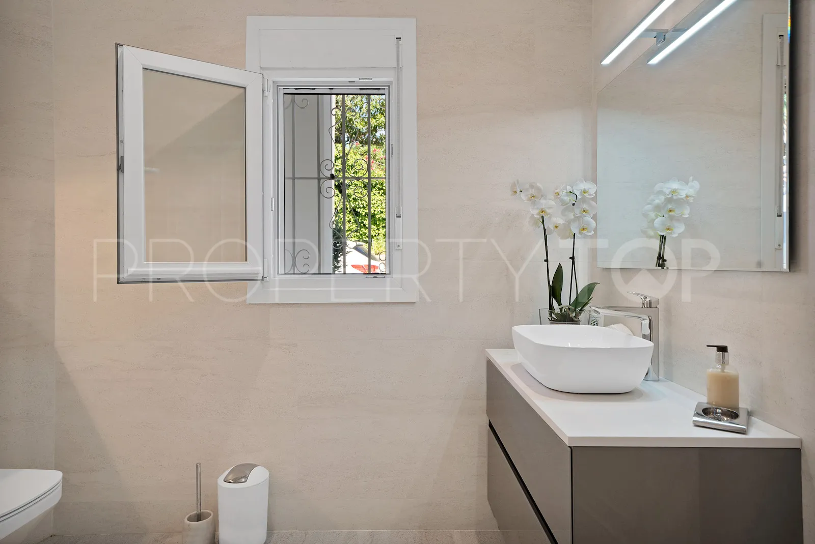Buy villa in El Paraiso