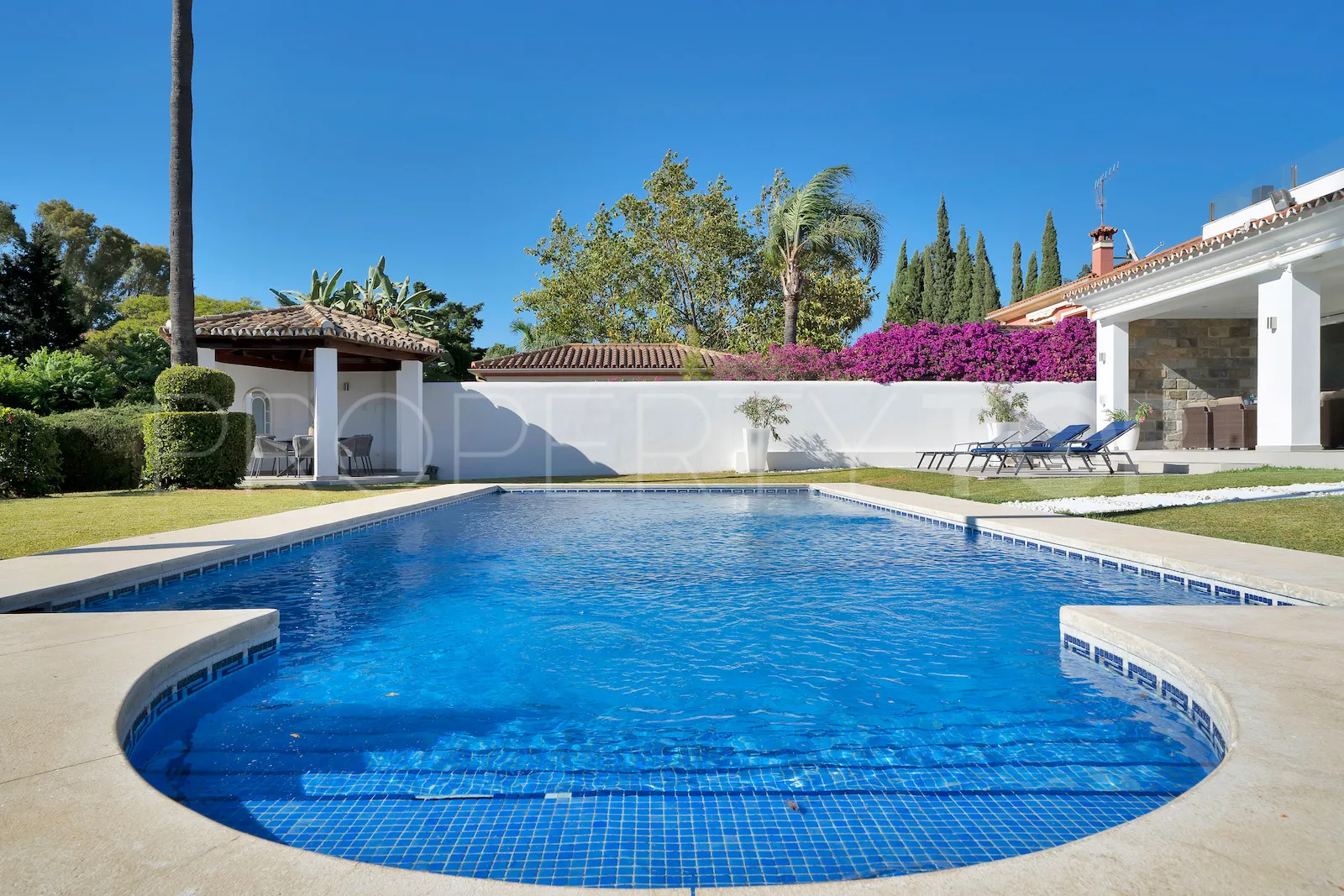 Buy villa in El Paraiso