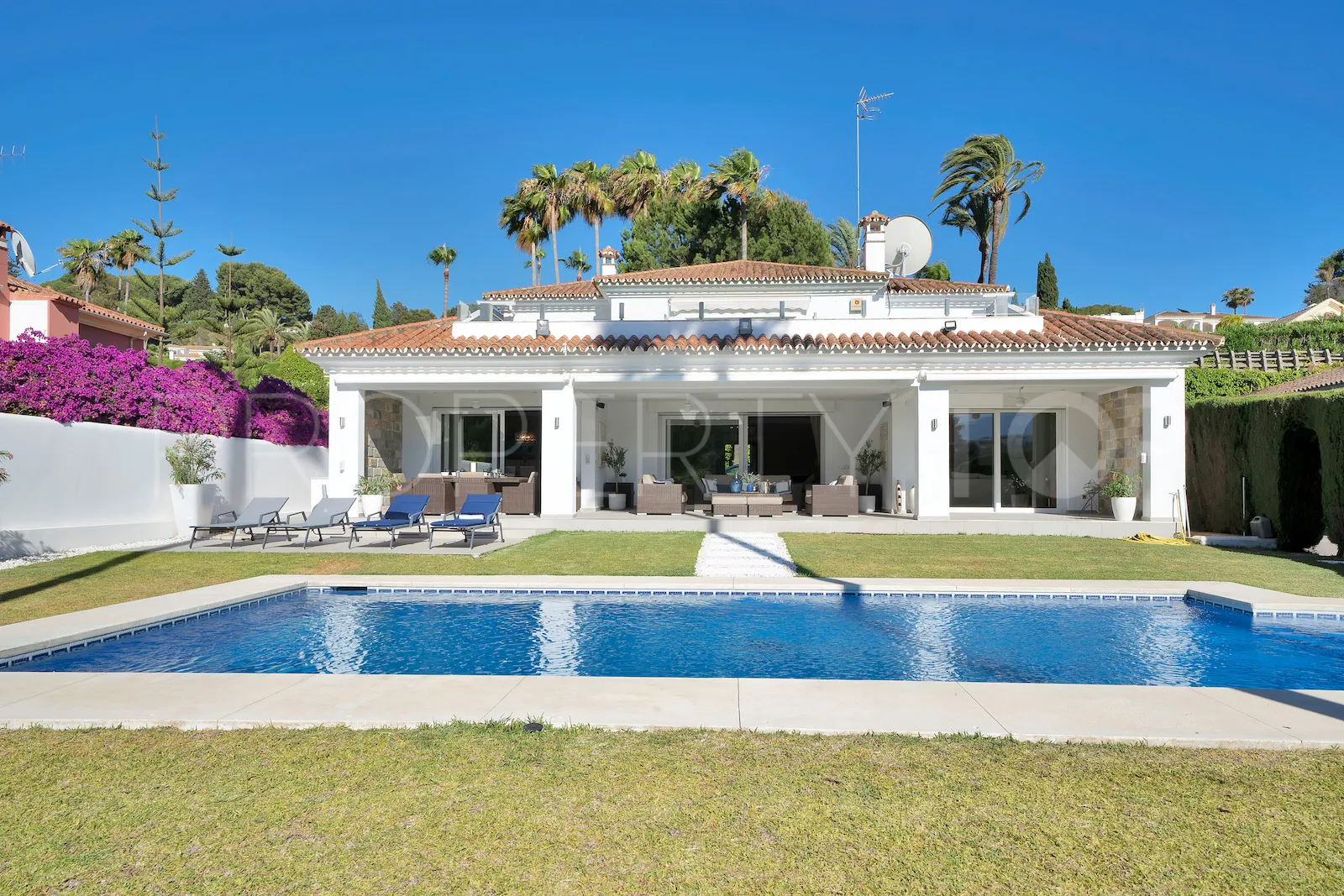 Buy villa in El Paraiso