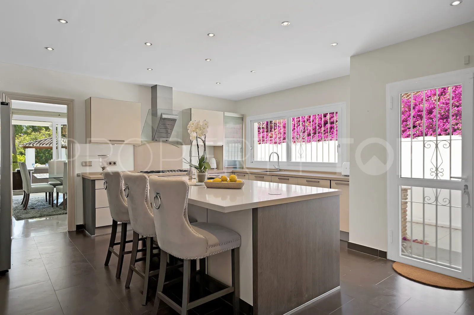 Buy villa in El Paraiso