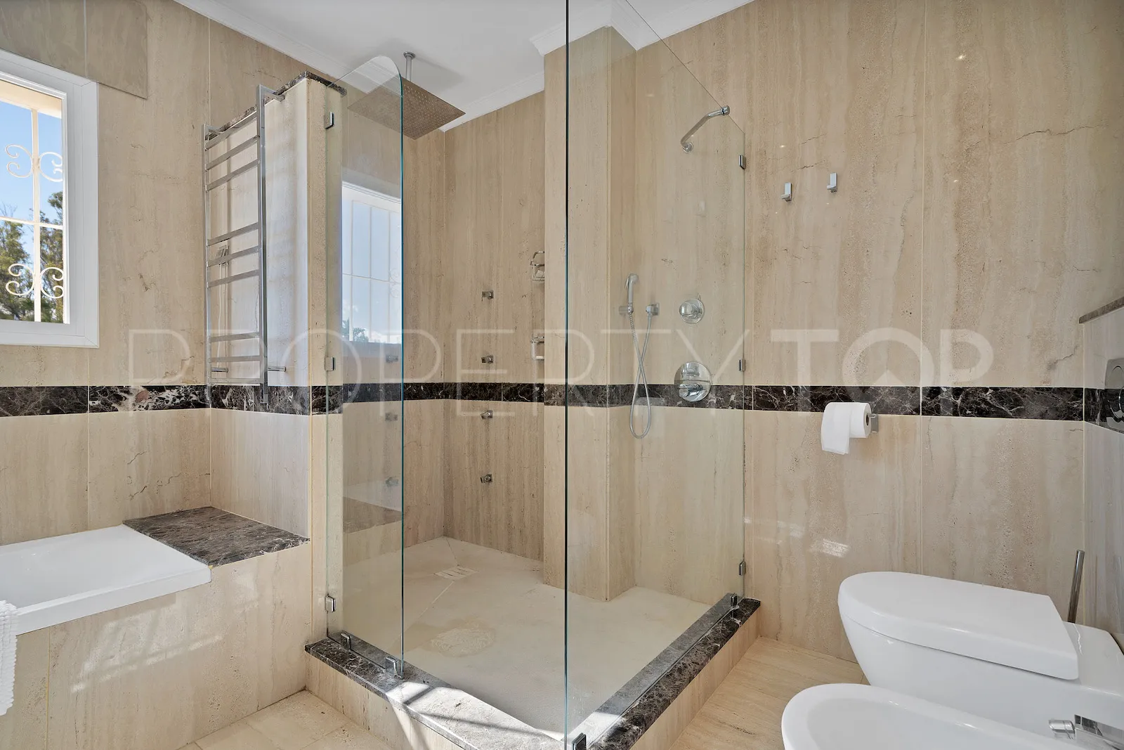 Buy villa in El Paraiso