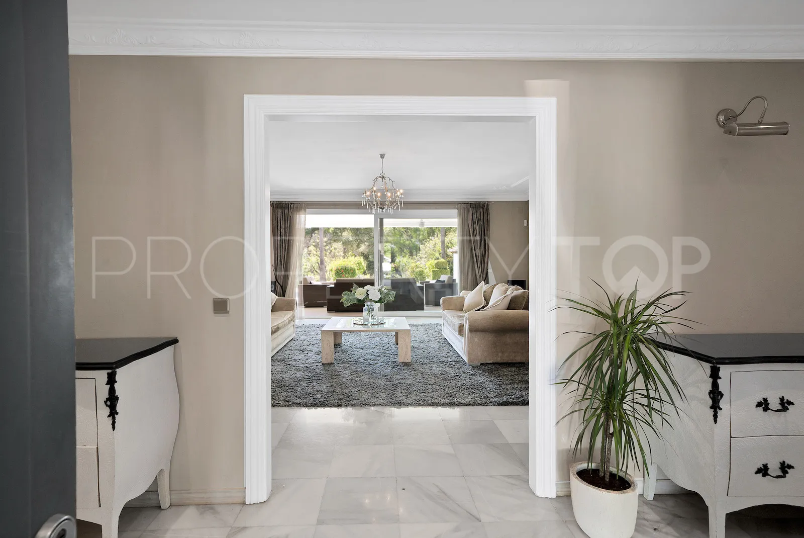 Buy villa in El Paraiso