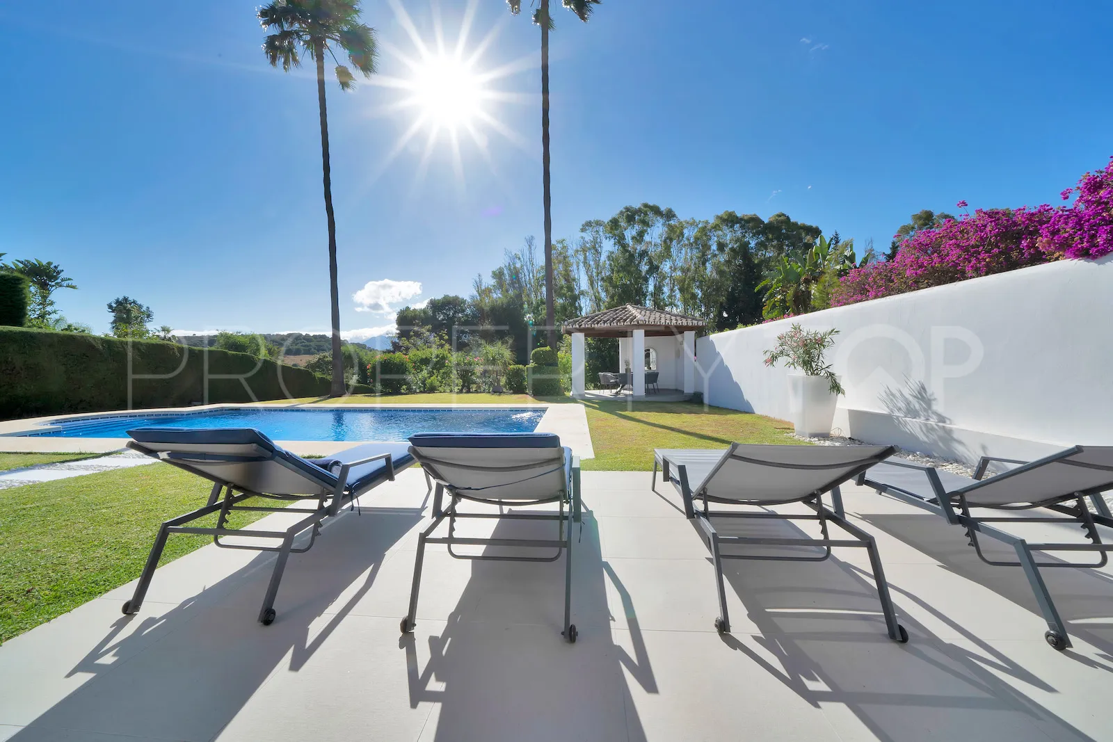 Buy villa in El Paraiso
