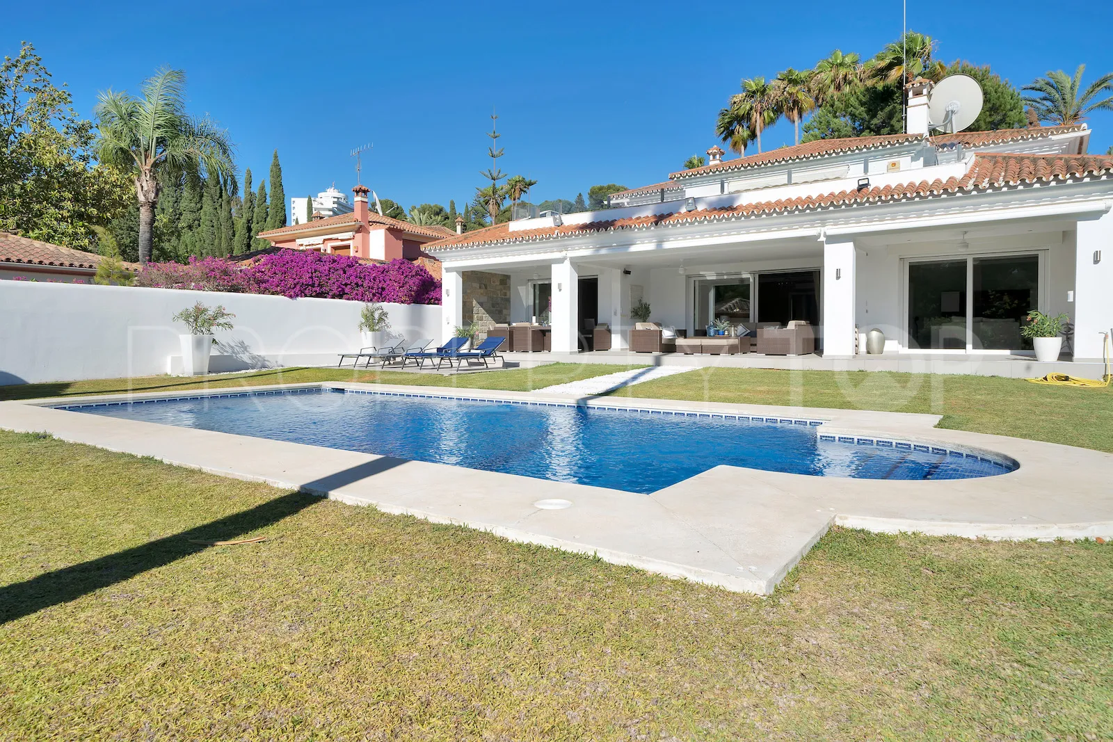 Buy villa in El Paraiso