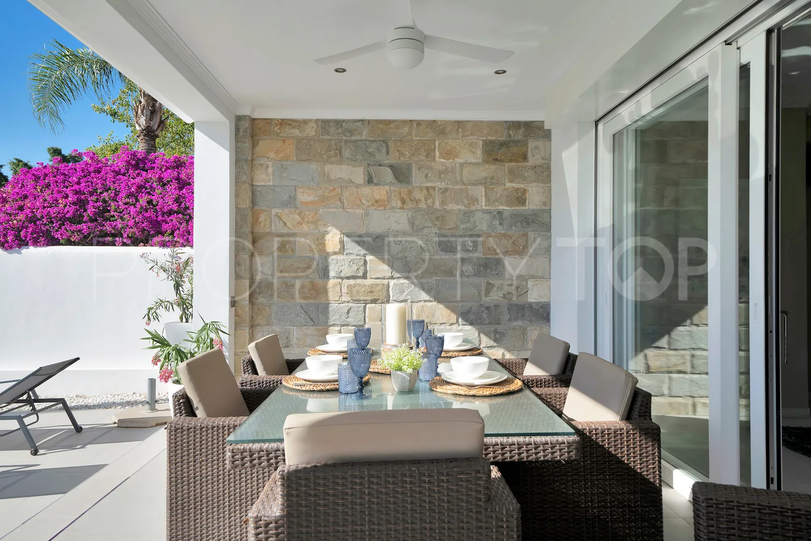 Buy villa in El Paraiso