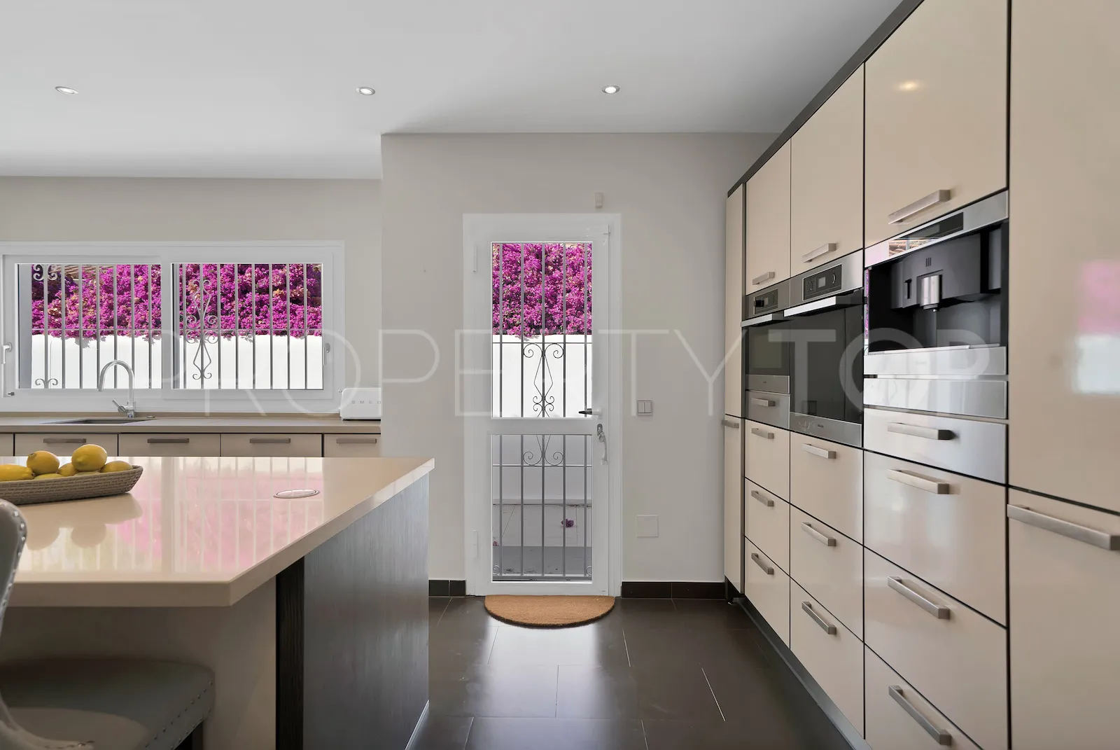 Buy villa in El Paraiso