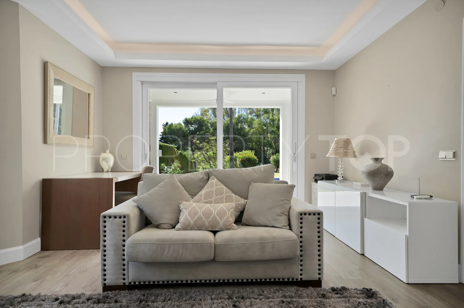 Buy villa in El Paraiso