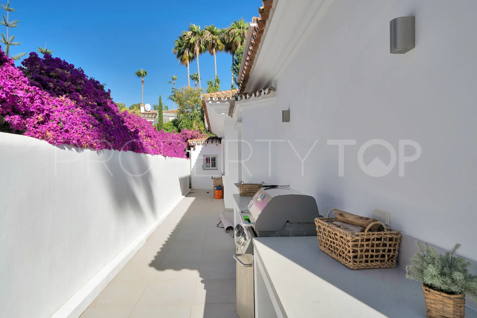 Buy villa in El Paraiso