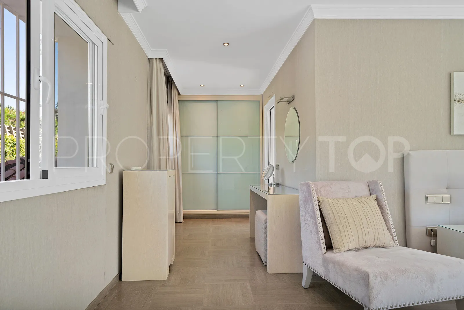 Buy villa in El Paraiso